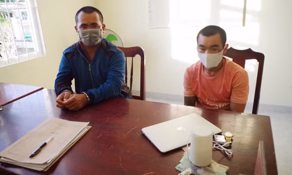Nhậu say, tông xe máy bung cửa hàng tạp hóa rồi vào trộm