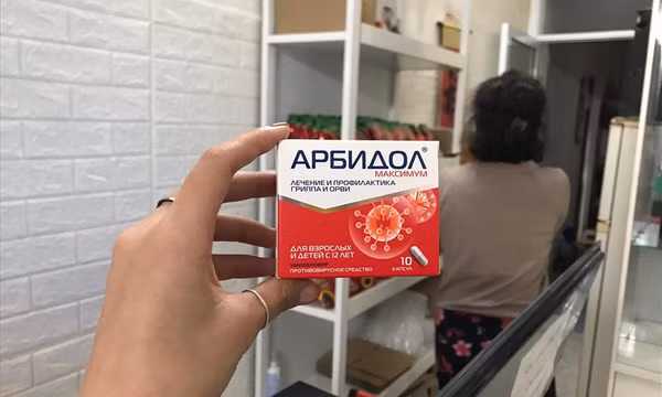 Người dân đổ xô tìm mua, giá thuốc phòng và điều trị COVID-19 "nhảy múa"