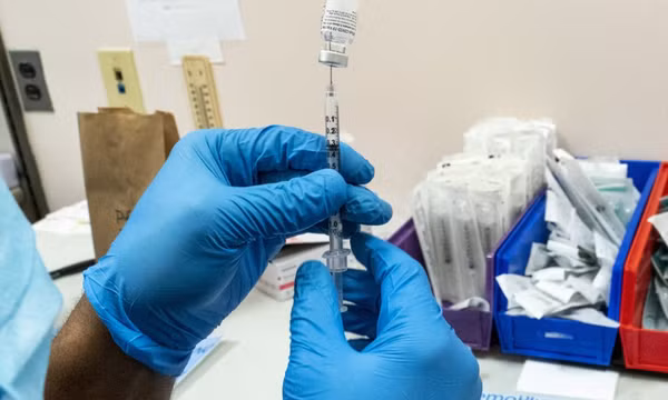 Hai em nhỏ vài tháng tuổi bị tiêm nhầm vaccine COVID-19