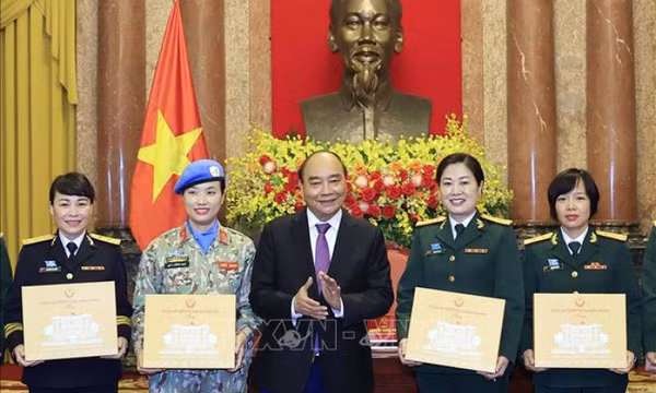 Chủ tịch nước Nguyễn Xuân Phúc tiếp đại biểu Phụ nữ Quân đội