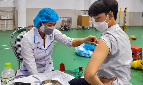 Kiểm điểm tổ tiêm 2 mũi vaccine cho nam sinh lớp 11