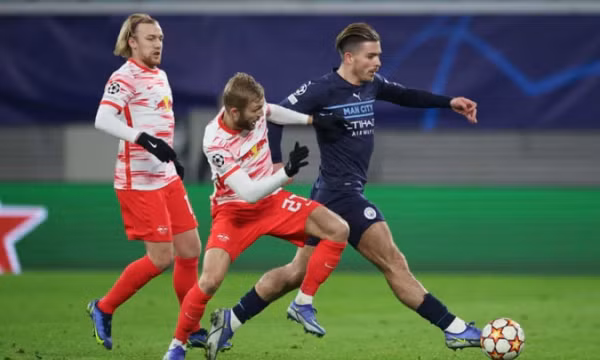 Man City thua trong thế thiếu người