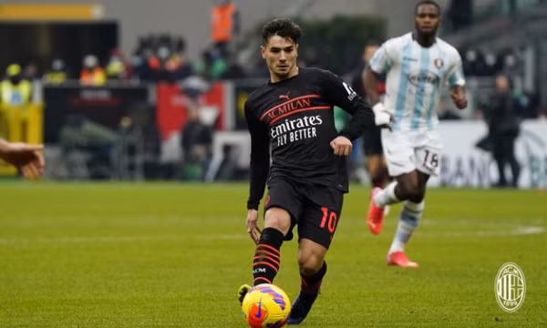 Milan lên đỉnh Serie A