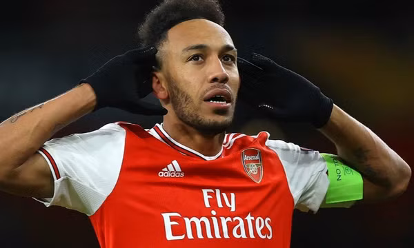 Arsenal tước băng đội trưởng của Aubameyang