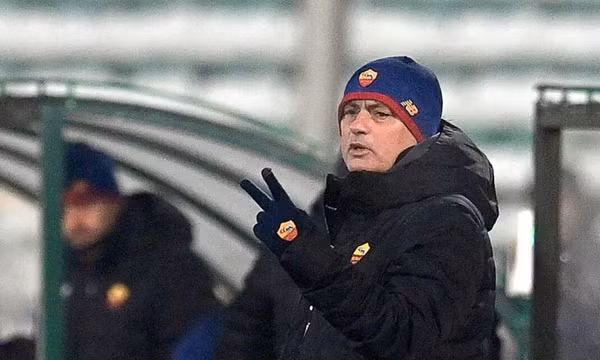 Roma chiếm ngôi nhất bảng ở Conference League