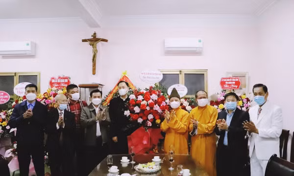Hòa thượng Thích Thanh Quyết chúc mừng Giáo xứ Hòn Gai nhân dịp Noel