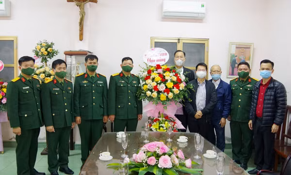 Bộ CHQS tỉnh: Thăm và tặng quà Giáo xứ Hòn Gai dịp Lễ Noel 2021