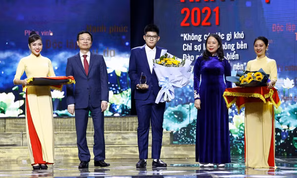 Quán quân Đường lên đỉnh Olympia Nguyễn Hoàng Khánh được tuyên dương Điển hình tiêu biểu học và làm theo Bác