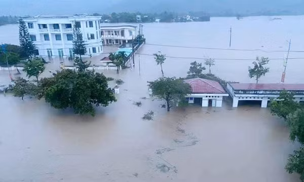 Miền Trung gồng mình ứng phó mưa lũ, phòng chống dịch bệnh COVID-19