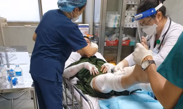 4 chiến sĩ Công an thực hiện cưỡng chế bị bỏng do đối tượng đốt khí gas phun vào người