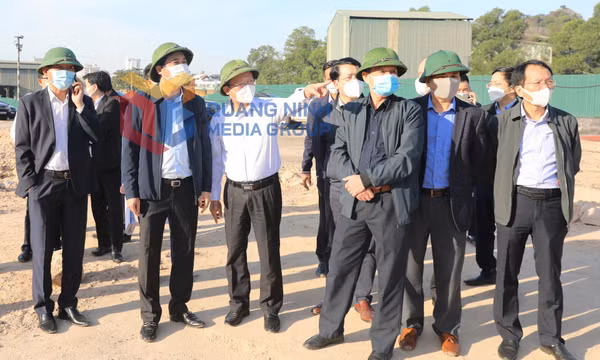 Chủ tịch UBND tỉnh Nguyễn Tường Văn kiểm tra một số dự án giao thông trọng điểm, tháng 11-2021