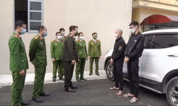 Hai thanh niên giả vờ mua ô tô rồi cướp xe bỏ trốn