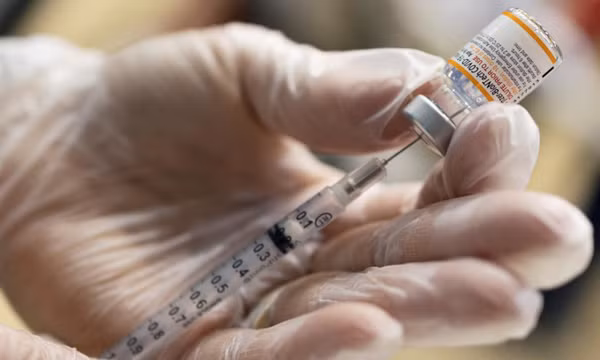 Pfizer nói liều ba chống Omicron hiệu quả
