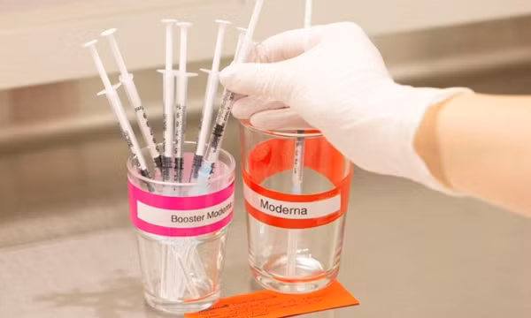 Tiêm trộn liều 3 bằng vaccine mRNA tạo kháng thể cao