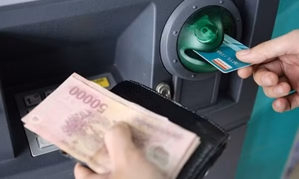 Người dân giảm mạnh rút tiền qua máy ATM