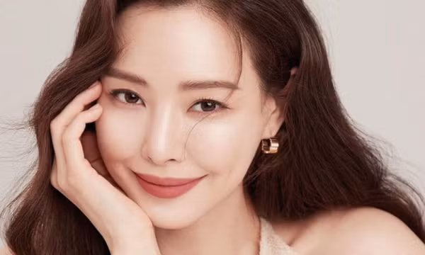 Hoa hậu Honey Lee bất ngờ thông báo kết hôn ở tuổi 39