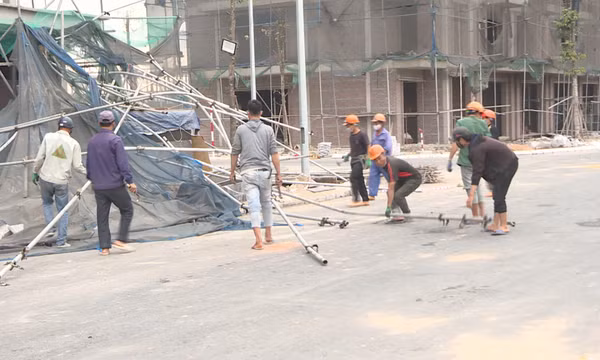 Sập giàn giáo, 2 công nhân bị thương