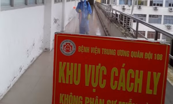 Bao nhiêu người đi cùng chuyến bay với bệnh nhân nhiễm biến chủng Omicron đầu tiên ở Việt Nam?