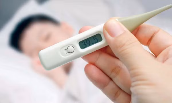 Cảnh giác với những cơn sốt kéo dài không rõ nguyên nhân ở trẻ
