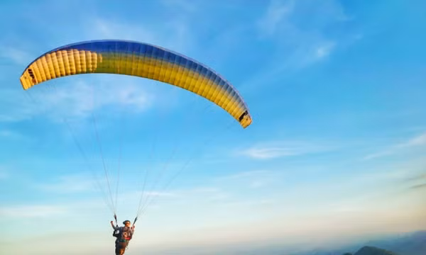 Trải nghiệm dù lượn 'Hạ cánh nơi anh' phiên bản Việt