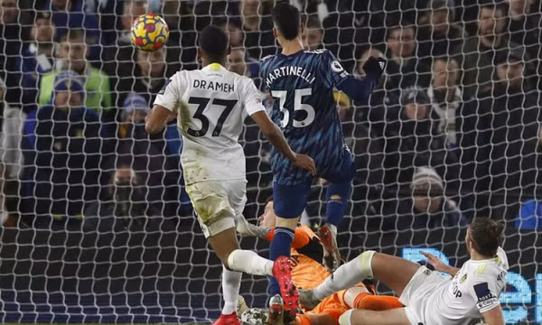 "Bắn hạ" chủ nhà Leeds United, Arsenal bay cao top 4 mùa Giáng sinh