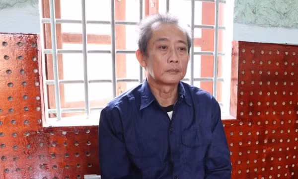 Ghen tuông, chồng dùng dao cắt cổ vợ