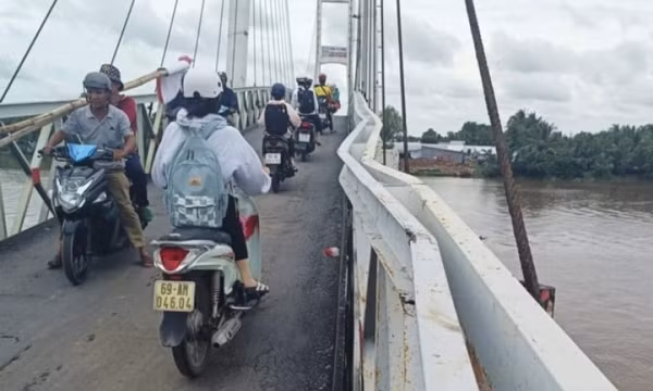 Tài xế xe quá tải làm hỏng cầu treo bị khởi tố