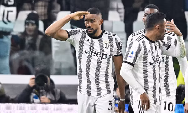 Juve báo giá đá tảng cho M.U