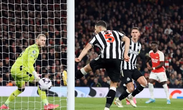 Arsenal rửa hận Newcastle tại Ngoại hạng Anh