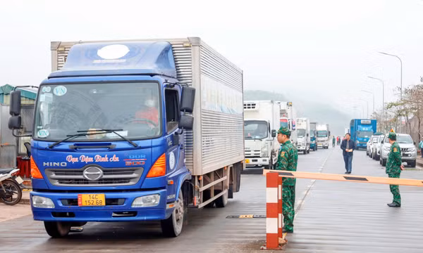 Móng Cái: 925 tấn hàng đầu tiên xuất khẩu qua Lối mở Cầu phao Km3+4 Hải Yên sau kỳ nghỉ Tết
