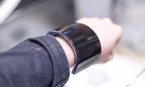 Hai ông lớn cùng ra mắt smartphone có thể bẻ cong thành smartwatch