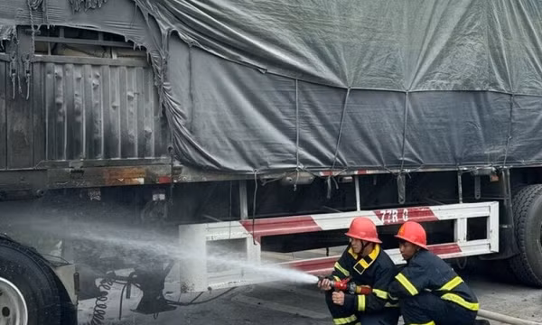 Ô tô đầu kéo bốc cháy khi dừng đèn đỏ ở Bình Định