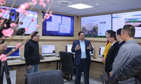 Thủ tướng kiểm tra công tác ứng trực, bảo đảm thông tin tại 3 cơ quan thông tấn, báo chí chủ lực