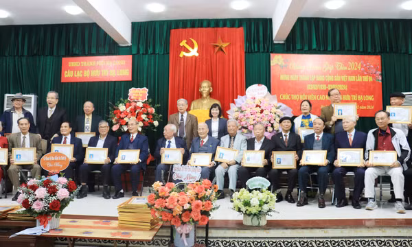 Câu lạc bộ Hưu trí Hạ Long chúc thọ hội viên cao tuổi 