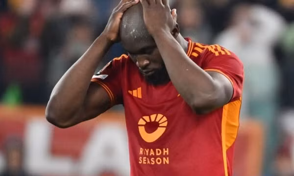 Lukaku đá hỏng luân lưu, suýt khiến Roma bị loại