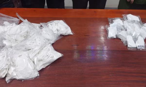 Bắt quả tang 2 đối tượng vận chuyển 15 bánh heroin