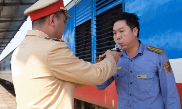 Kiểm tra nồng độ cồn lái tàu, nhân viên trực gác chắn đường sắt