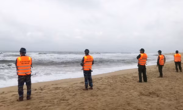 Hai người bị sóng cuốn mất tích 