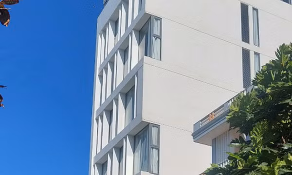 Đến khách sạn trút cơn ghen bằng dao vào chồng và tình địch