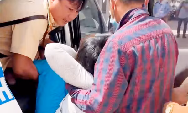 Cảnh sát giao thông dùng xe đặc chủng cứu kịp người phụ nữ bị tai biến gục ven đường