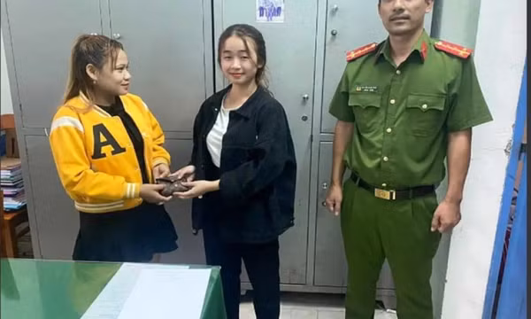 Nhặt được 36 triệu đồng, nữ công nhân trả lại cho người đánh rơi