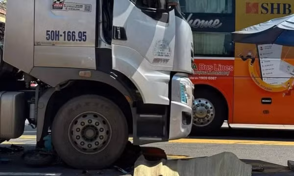 Người phụ nữ tử vong thương tâm sau va chạm với xe đầu kéo
