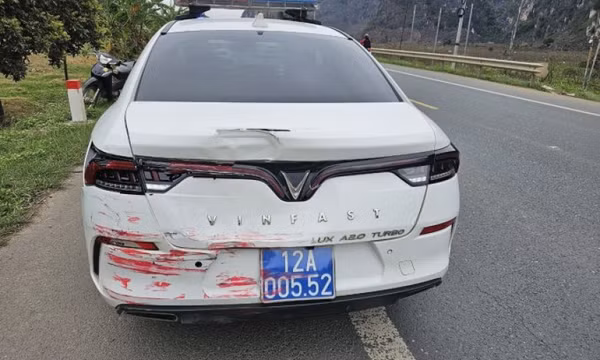 Ôtô khách tông nhiều lần vào xe cảnh sát giao thông
