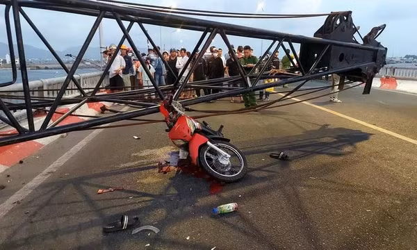 Bà Rịa-Vũng Tàu: Cần cẩu thi công cầu Cửa Lấp 2 đổ sập, đè chết người đi xe máy