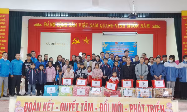 Nhiều suất quà Tết đến tay người có hoàn cảnh khó khăn