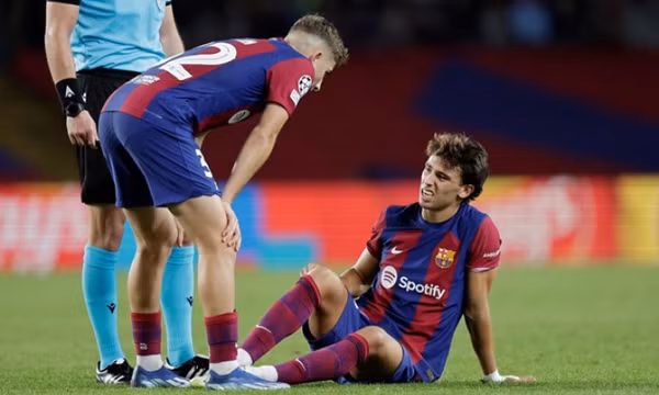 Barca mất hai ngôi sao trước cuộc đối đầu với Napoli