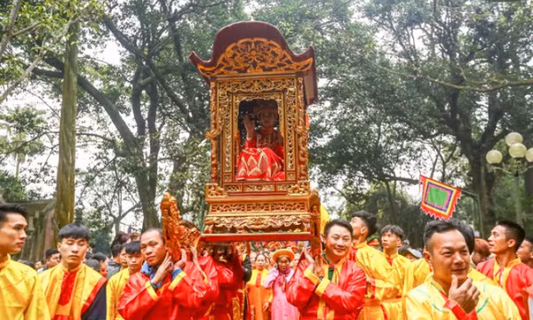 Nhiều lễ hội đầu xuân: Đã bớt chen lấn, phản cảm