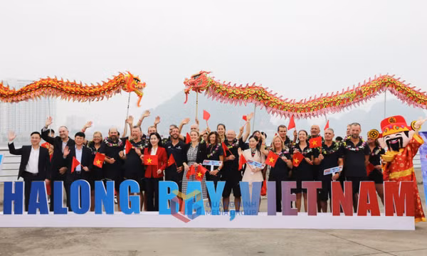 Các thủy thủ hào hứng đón nhận tình cảm nồng ấm của Hạ Long, Quảng Ninh