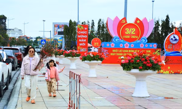 Phố phường rực rỡ đón Xuân Giáp Thìn
