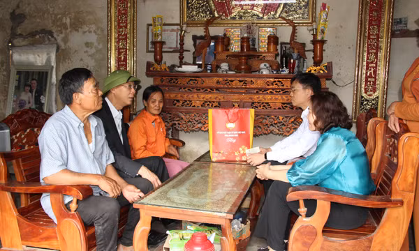 TX Quảng Yên: Thăm hỏi, hỗ trợ đột xuất cho hộ dân bị ảnh hưởng bởi sụt lún